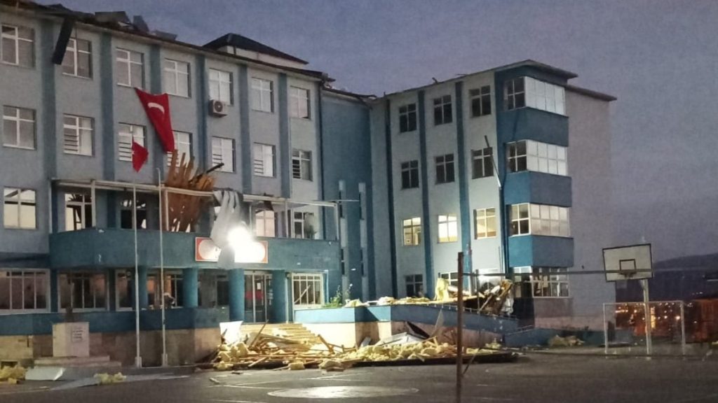 Düzce’de fırtınanın çatısını uçurduğu okulda eğitime ara verildi