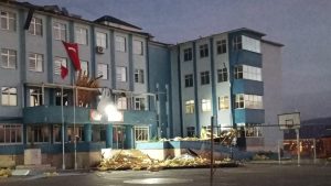 Düzce’de fırtınanın çatısını uçurduğu okulda eğitime ara verildi