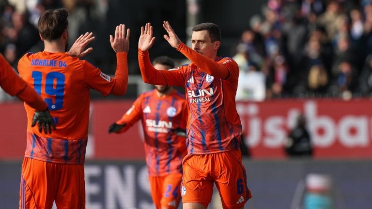 Edin Dzeko asistler yaptı, Schalke 04 galip geldi