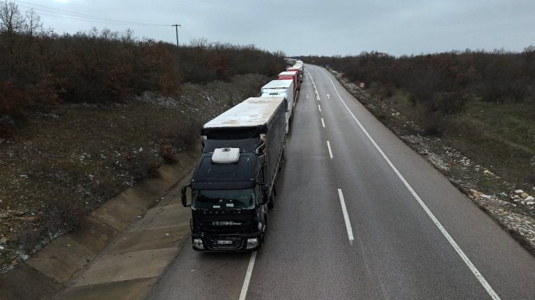 Edirne’de kilometrelerce tır kuyruğu