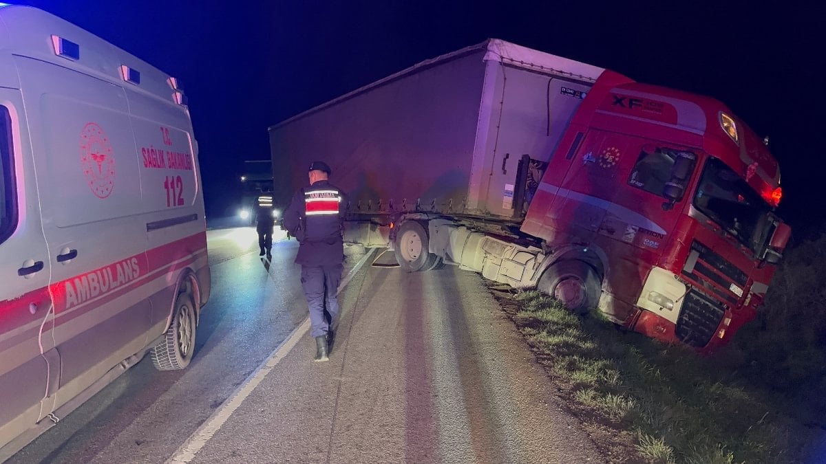 Edirne’de tır, son anda devrilmekten kurtuldu