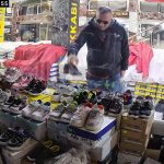 Elazığ’da ayakkabı hırsızlığı kamerada: Önce beğendi sonra poşete koydu
