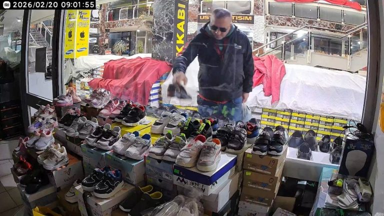 Elazığ’da ayakkabı hırsızlığı kamerada: Önce beğendi sonra poşete koydu