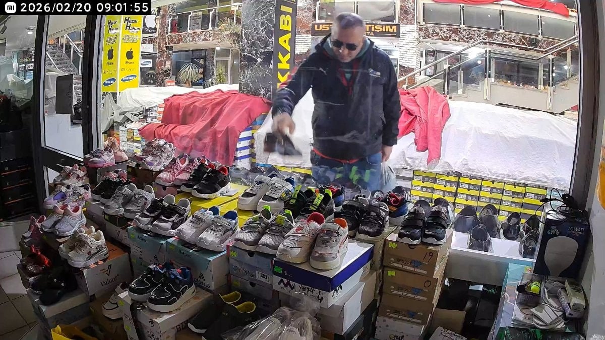 Elazığ’da ayakkabı hırsızlığı kamerada: Önce beğendi sonra poşete koydu