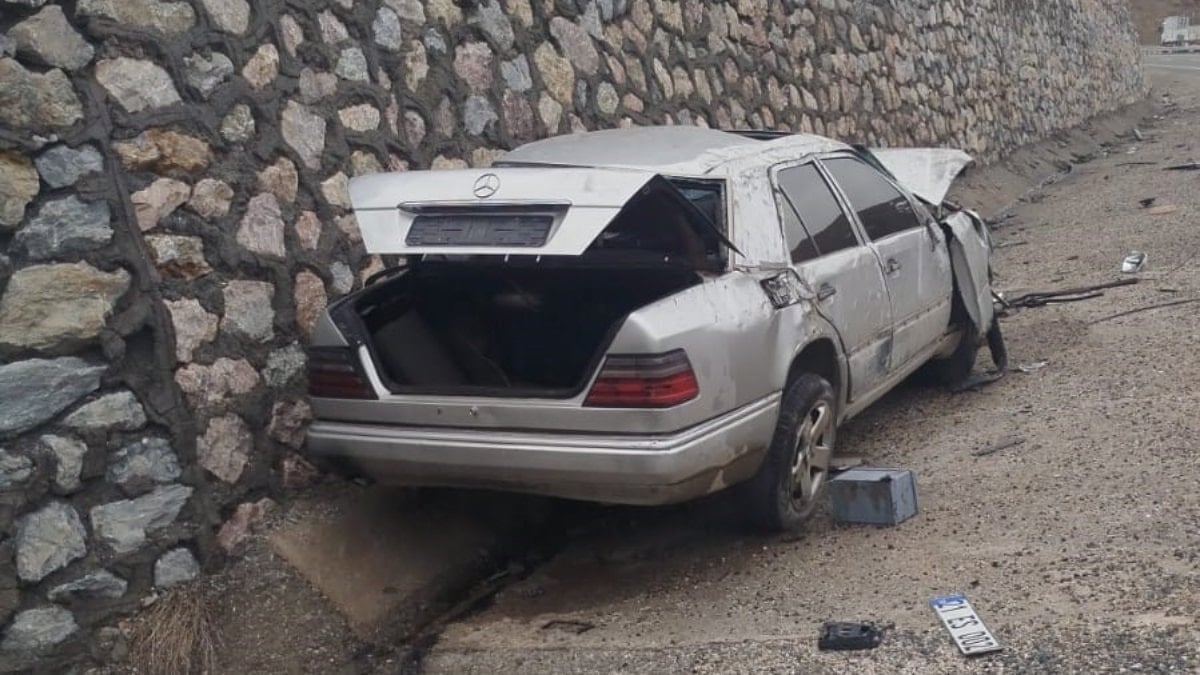 Elazığ’da istinat duvarına çarpan otomobilin sürücüsü hayatını kaybetti