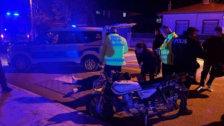 Erzincan’da motosiklet kazası: Sürücü asfalt zemine çakıldı