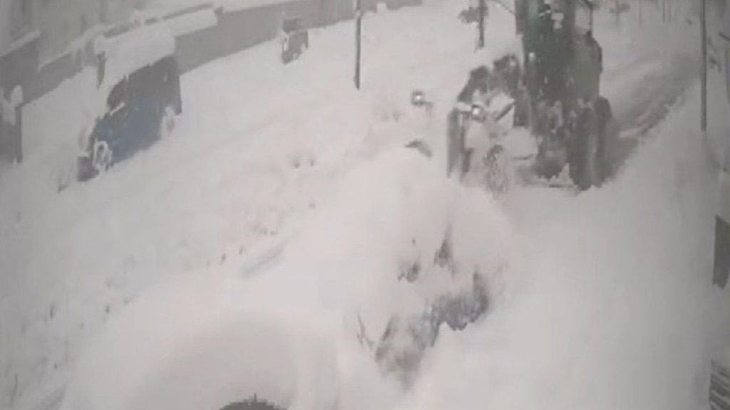 Erzincan’dan kardan kaybolan otomobile iş makinesi çarptı