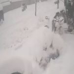 Erzincan’dan kardan kaybolan otomobile iş makinesi çarptı