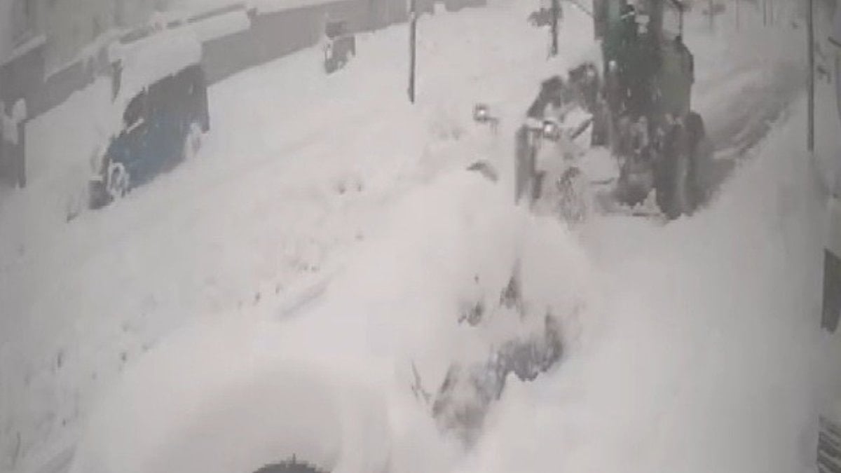 Erzincan’dan kardan kaybolan otomobile iş makinesi çarptı