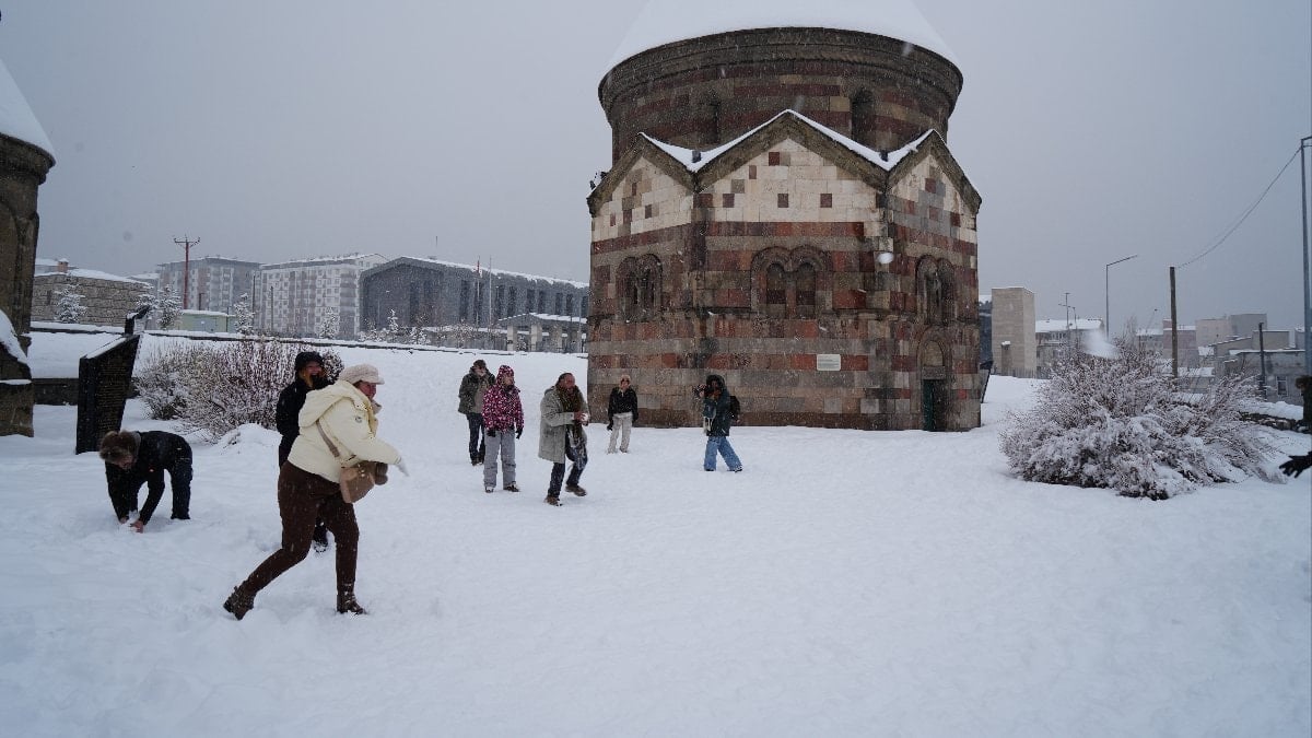 Erzurum’da Belçikalı turistlerin kar sevinci