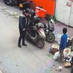 Eskişehir’de kurye üşüyen çocuğa ceketini çıkarıp verdi