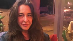 Esra Dermancıoğlu alışverişte! Gözlük denemelerini paylaştı