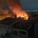 Fatih’te metruk binada yangın: Alevler yan binaya sıçradı