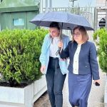 Fatma Şahin’in koruma polisini şemsiyesi altına aldığı anlar