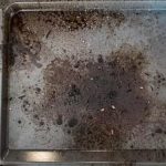 Fırın tepsisindeki yanıkları ovmaya son! Bir avuç yetiyor, lekeler kendiliğinden akıp gidiyor.