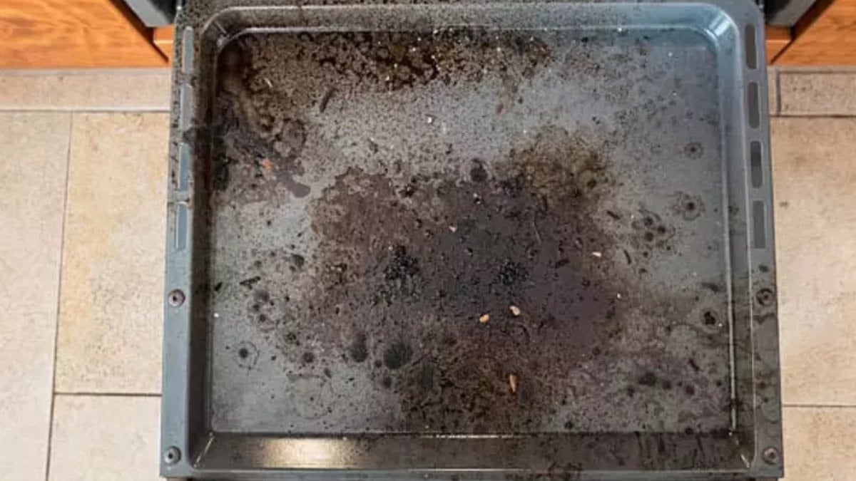 Fırın tepsisindeki yanıkları ovmaya son! Bir avuç yetiyor, lekeler kendiliğinden akıp gidiyor.