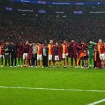 Galatasaraylı futbolcular galibiyeti taraftarıyla kutladı