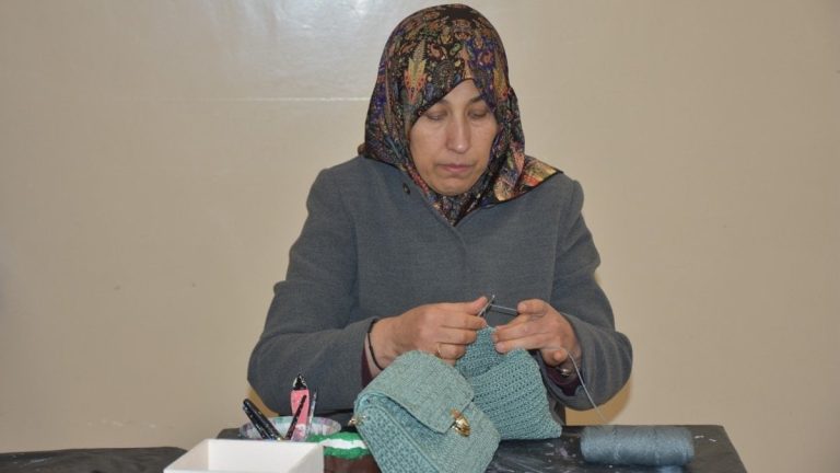 Gaziantepli depremzede, el sanatlarıyla hayata tutundu