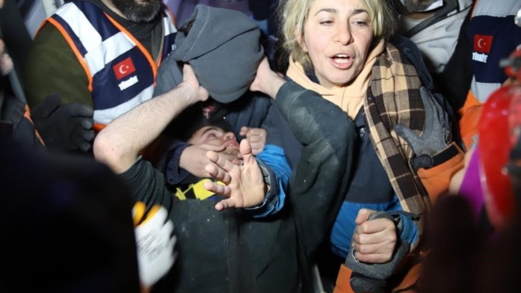 Gaziantep’te idrarını içerek depremden sağ çıktı