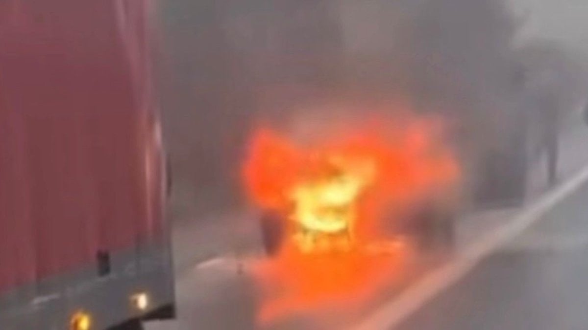 Gaziantep’te seyir halindeki araç alev alev yandı