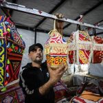 Gazzeli mühendis, çadır atölyesinde ürettiği fenerlerle ramazana umut katıyor