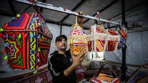 Gazzeli mühendis, çadır atölyesinde ürettiği fenerlerle ramazana umut katıyor