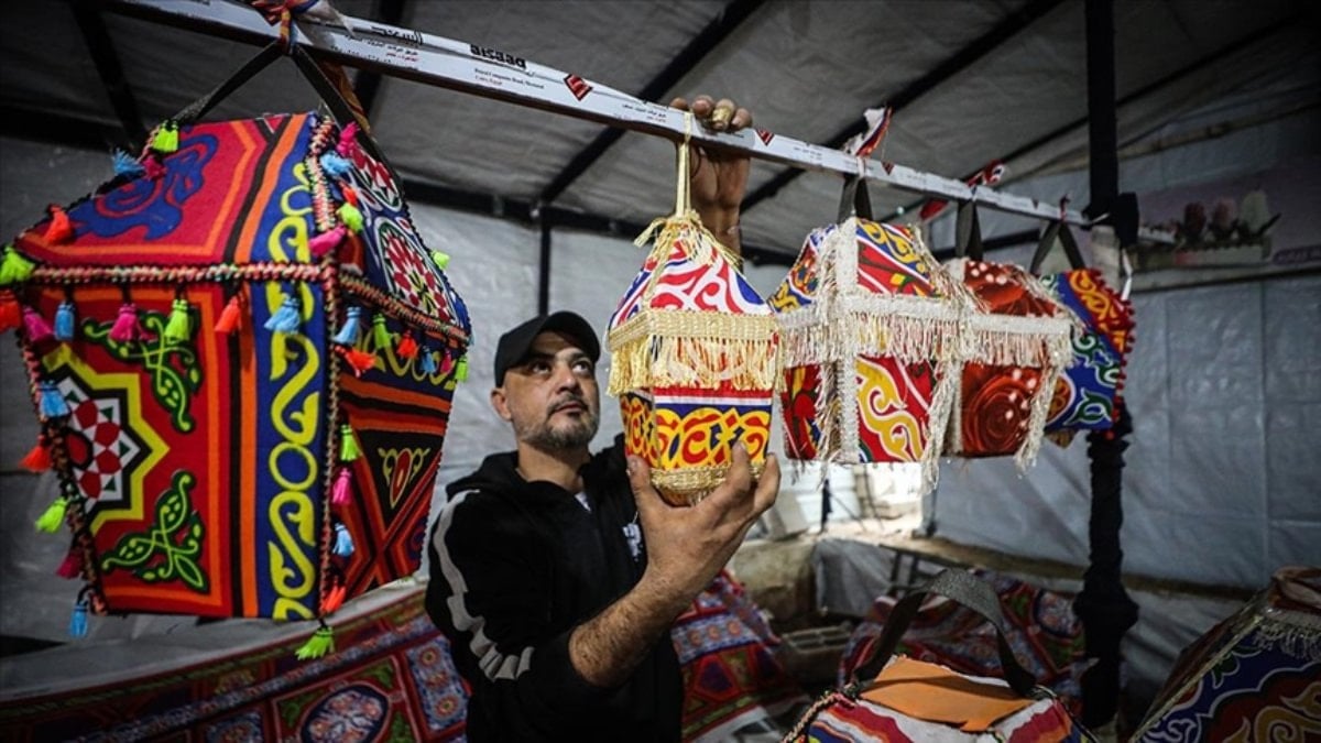 Gazzeli mühendis, çadır atölyesinde ürettiği fenerlerle ramazana umut katıyor
