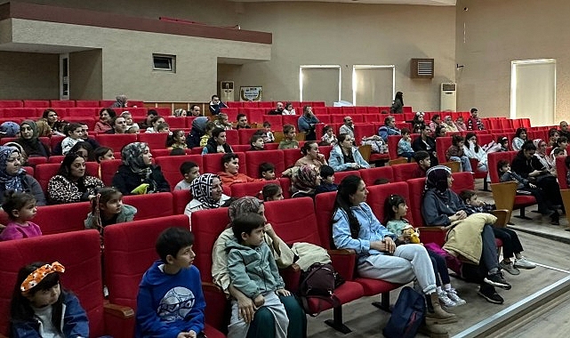 Gölcük’te Çocuklara Özel Sahne Etkinlikleri Dolu Dolu Geçiyor