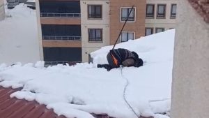 Hakkar’de kar temizliği için çatıya çıkan vatandaş ibadetini de eksik etmedi