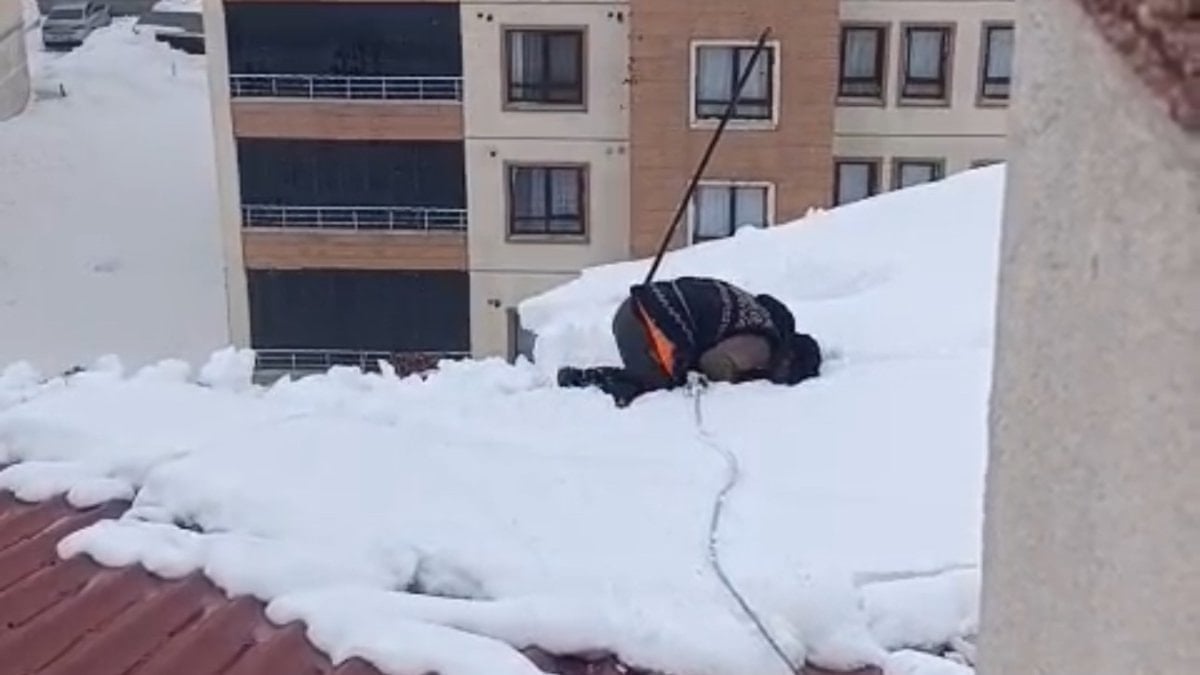 Hakkar’de kar temizliği için çatıya çıkan vatandaş ibadetini de eksik etmedi