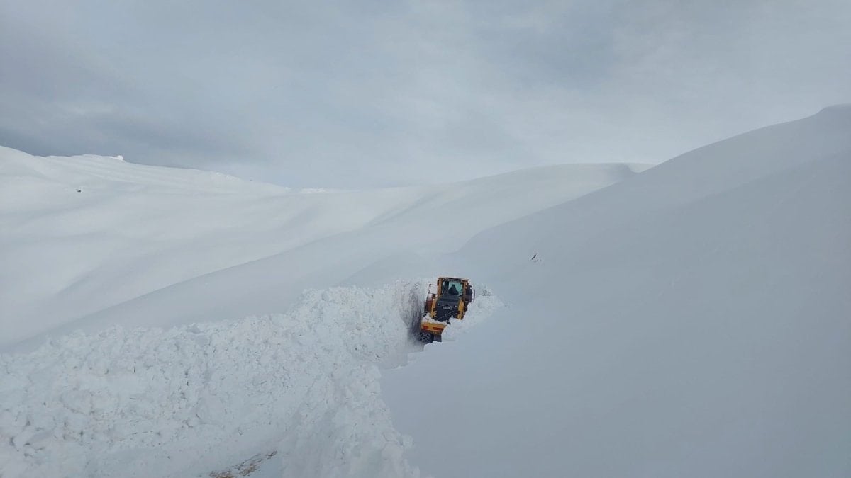 Hakkari’de 143 yerleşim yeri yolu ulaşıma açıldı