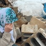 Hakkari’de ahırı yıkıldı, enkaz başında ağladı