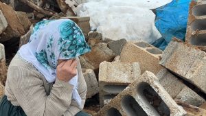Hakkari’de ahırı yıkıldı, enkaz başında ağladı