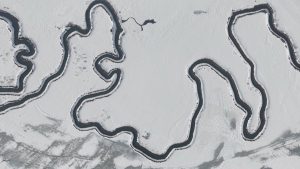 Hakkari’de beyaz örtüyle kaplanan Menderesler görüntülendi