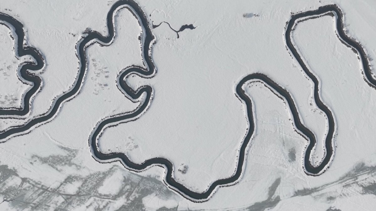 Hakkari’de beyaz örtüyle kaplanan Menderesler görüntülendi