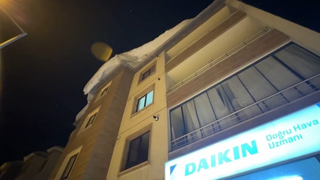Hakkari’de çatıdaki kar yüzünden ölümden döndü