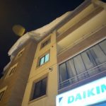 Hakkari’de çatıdaki kar yüzünden ölümden döndü