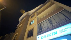 Hakkari’de çatıdaki kar yüzünden ölümden döndü