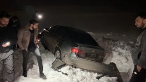 Hakkari’de kontrolden çıkan otomobil 30 metre savruldu: 3 yaralı