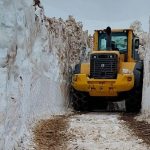 Hakkari’de üs yollarındaki 4 metrelik karla mücadele