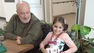 Hatay’da depremde 2 çocuğunu kaybetti, 2 bin çocuğa destek oldu