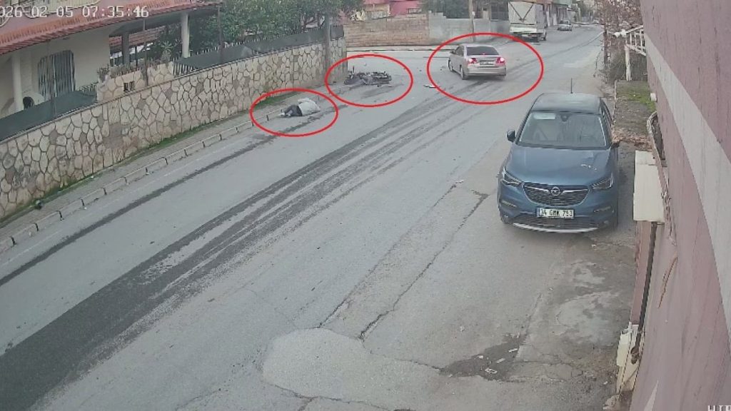 Hatay’da feci kaza: Motosiklet sürücüsü metrelerce savruldu