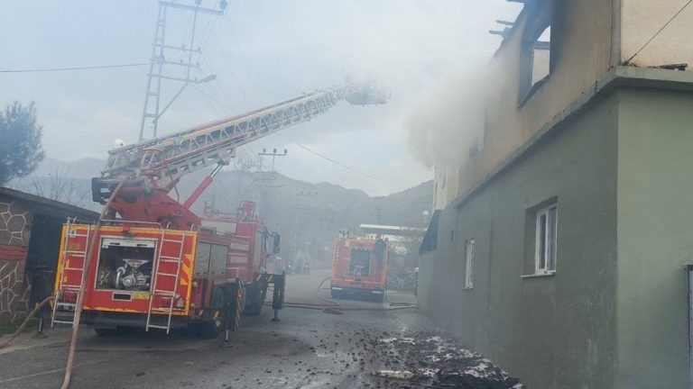 Hatay’da iki katlı ev alevlere yenik düştü