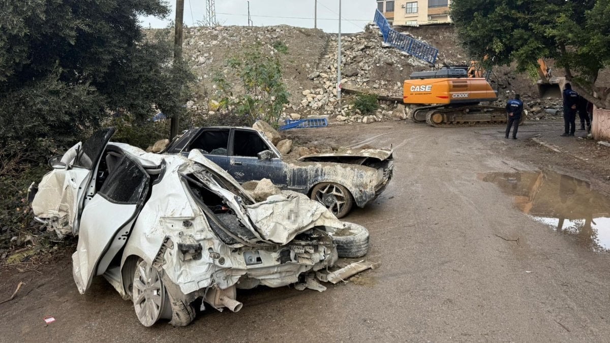 Hatay’da istinat duvarı çöktü: Park halindeki araçlar hurdaya döndü