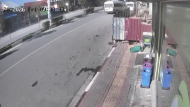 Hatay’da park halindeki minibüse çarptı: 2 yaralı