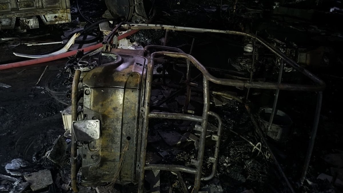 Hatay’da sanayi sitesinde yangın: 3 iş yeri ve 1 ev zarar gördü