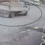 Hatay’da seyir halindeki pikabın kapağı açıldı: Kadının kafasına çarptı