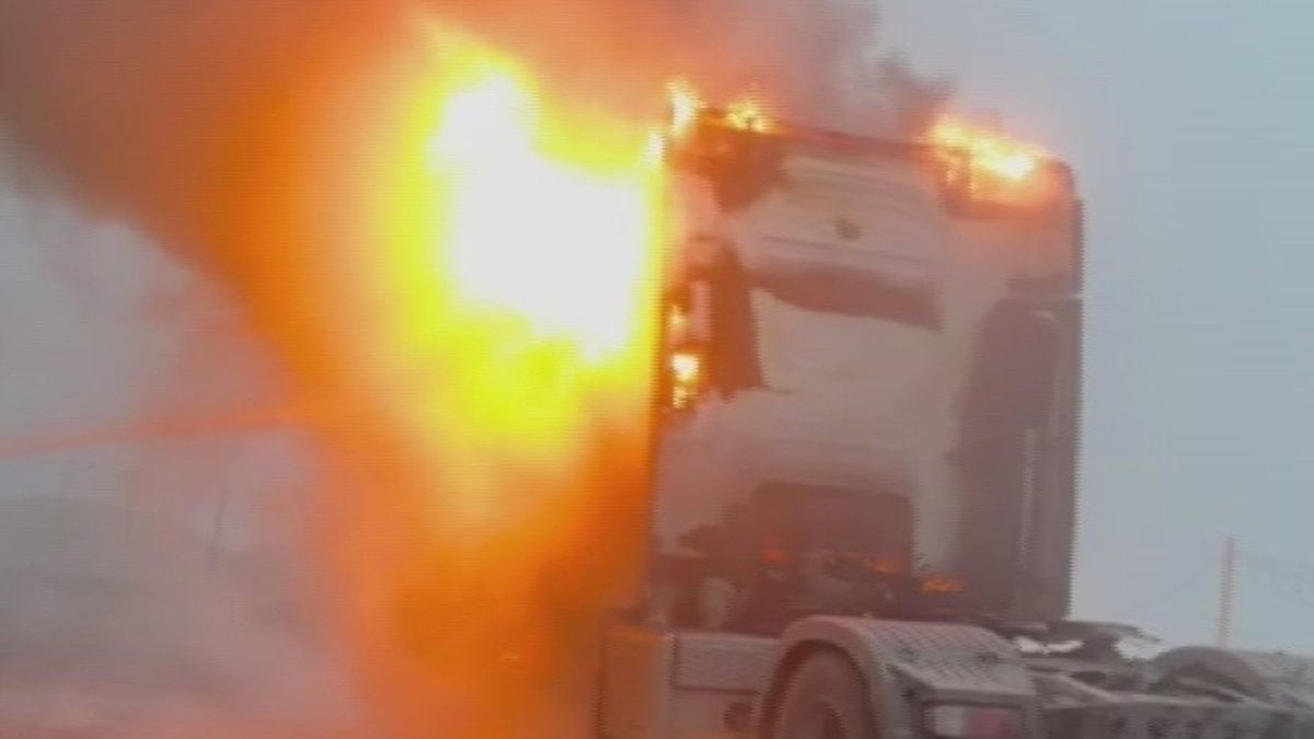 Hatay’da seyir halindeki tırda yangın