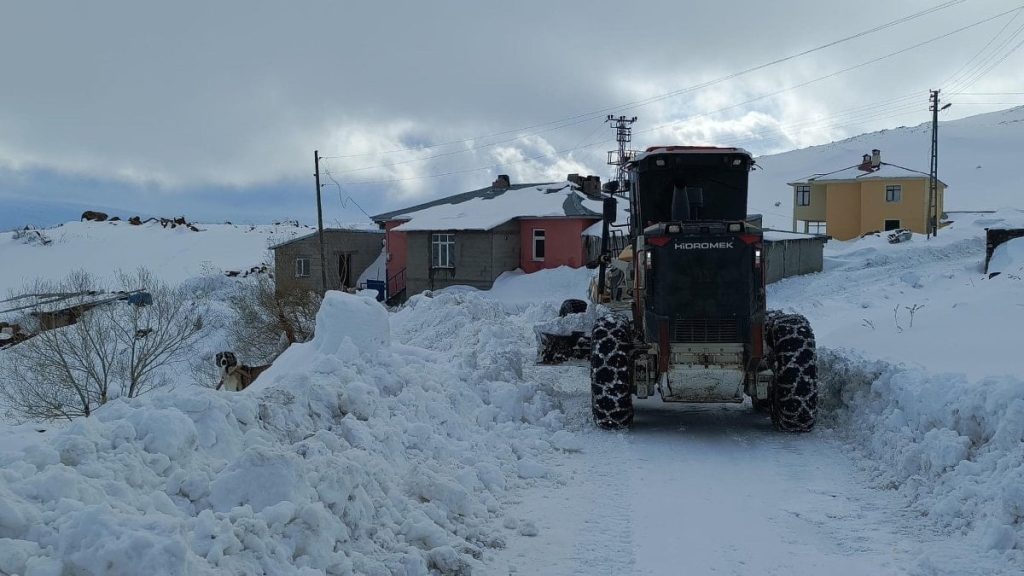Iğdır’da kar yağışı nedeniyle 14 köye ulaşım sağlanamıyor