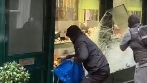 İngiltere’de akılalmaz kuyumcu soygunu: Güpegündüz dükkanı talan edip kaçtılar